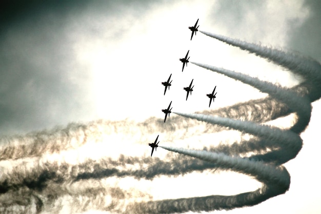 Photo low angle view of airplane flying in sky