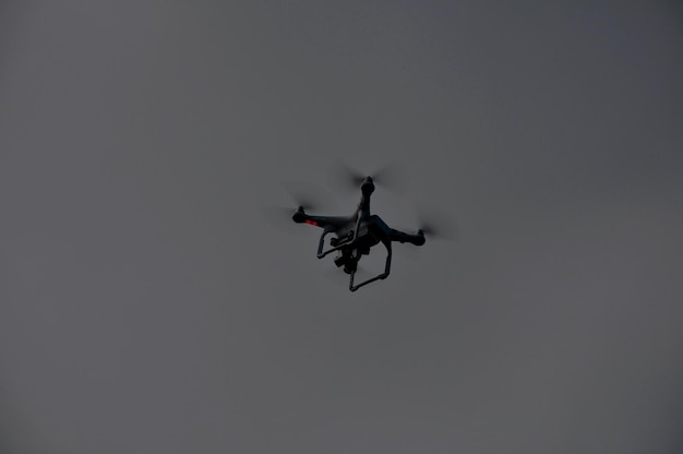 Foto vista a basso angolo di un aereo che vola nel cielo