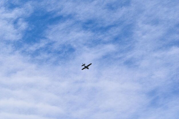 Низкоугольный вид самолета, летящего в небе