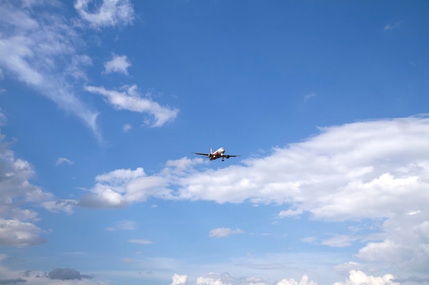 空を飛ぶ飛行機の低角度の景色