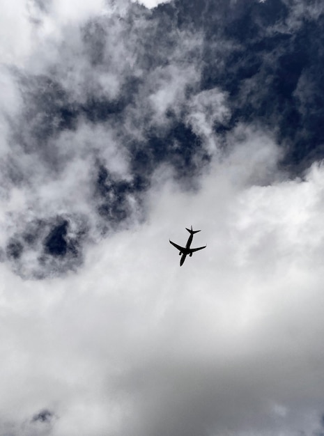 Photo low angle view of airplane flying in sky