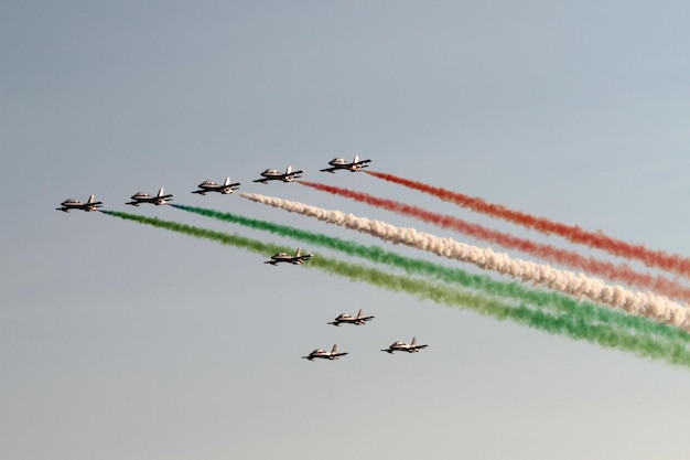 Foto vista a basso angolo del volo dell'aereo