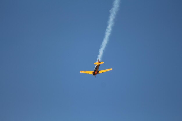 Photo low angle view of airplane in sky