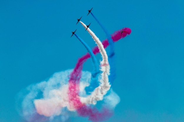 Foto vista a basso angolo di aerei che volano contro il cielo blu