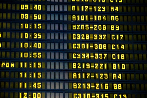 공항 출발 및 도착 표지판의 낮은 각도 시각