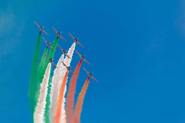 Foto vista a basso angolo dello spettacolo aereo contro un cielo blu limpido