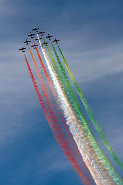 Foto vista a basso angolo dello spettacolo aereo contro il cielo