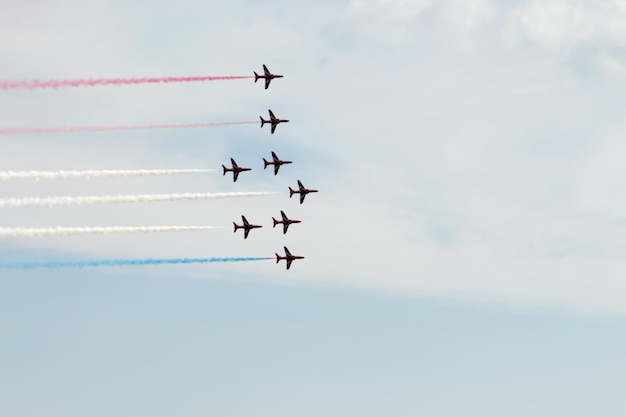 天空を背景にしたエアショーを低角度で眺める