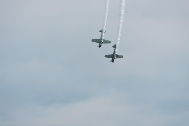 Photo low angle view of airshow against sky