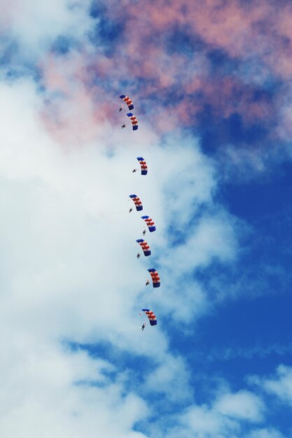 天空を背景にしたエアショーを低角度で眺める