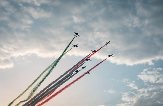 Foto vista a basso angolo dello spettacolo aereo contro il cielo