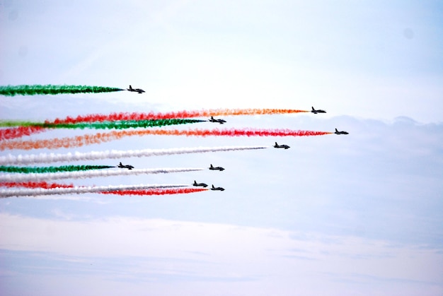 Foto vista a basso angolo dello spettacolo aereo contro il cielo