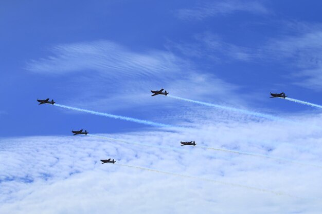 Photo low angle view of airshow against sky