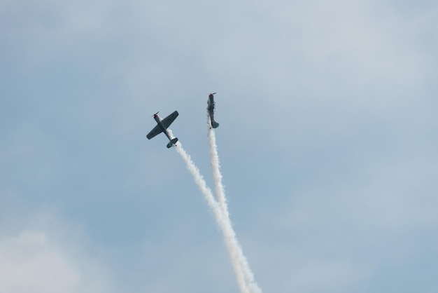 Photo low angle view of airshow against sky