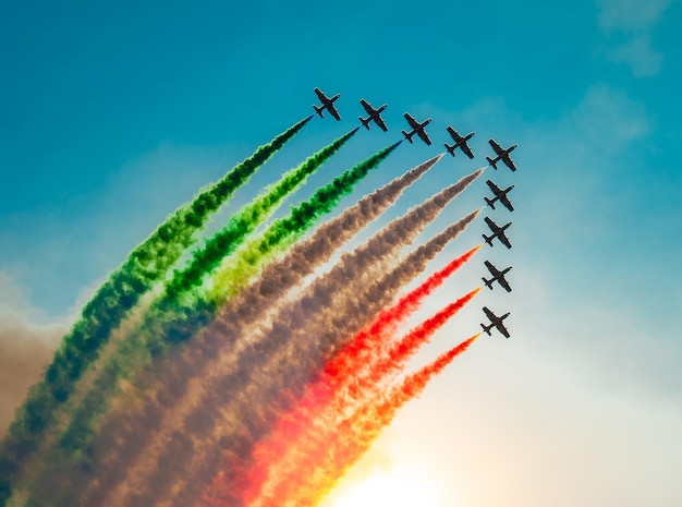 Foto vista a basso angolo dello spettacolo aereo contro il cielo