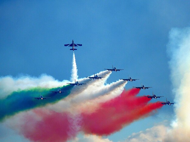 Photo low angle view of airshow against sky