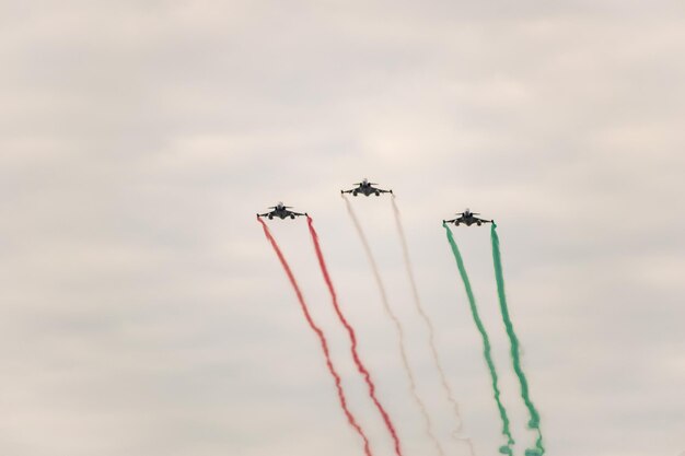 Foto vista a bassa angolazione dello spettacolo aereo contro il cielo