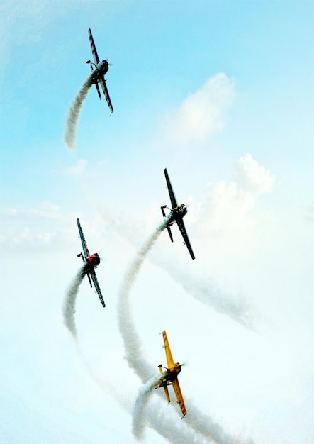 Photo low angle view of airshow against sky