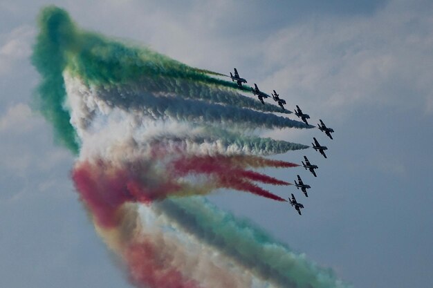 Foto vista a basso angolo dello spettacolo aereo contro il cielo