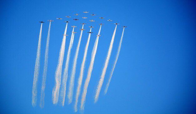 Foto vista a basso angolo dello spettacolo aereo nel cielo blu