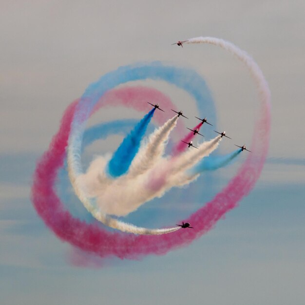 Foto vista a basso angolo dello spettacolo aereo nel cielo