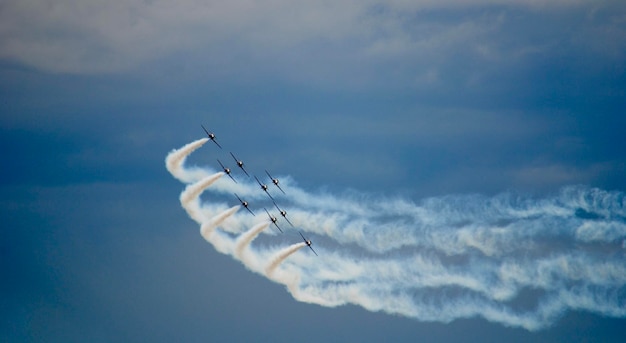Photo low angle view of airshow in sky