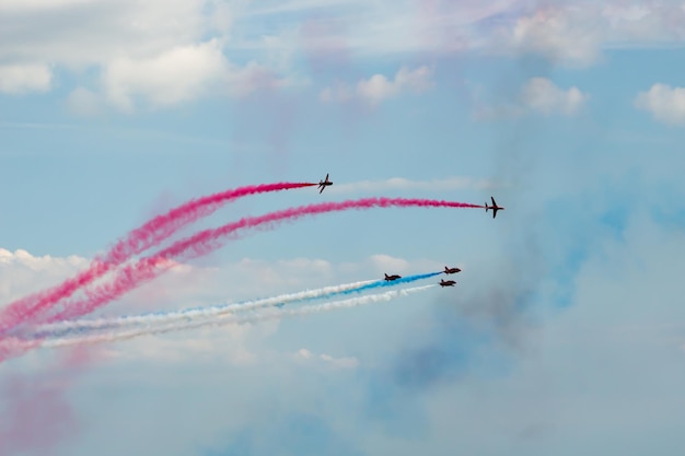 空中のエアショーを低角度で眺める