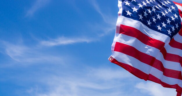 Photo low angle view of american flag against blue sky