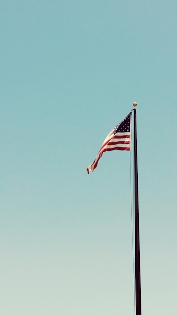 Photo low angle view of american flag against clear sky