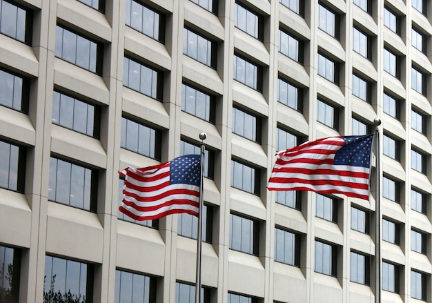 Photo low angle view of american flag against modern building