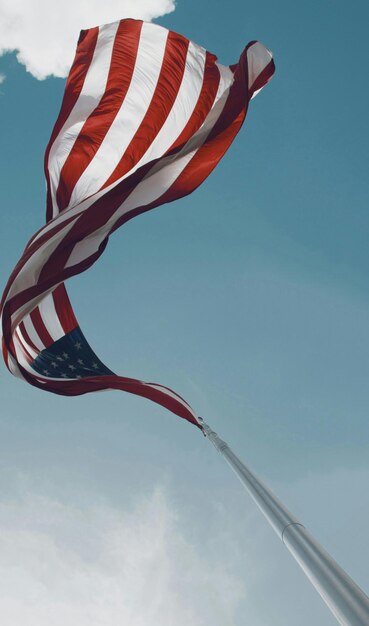 Photo low angle view of american flag against sky on sunny day