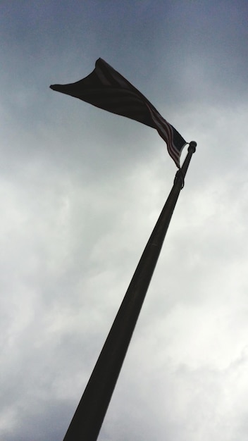 Photo low angle view of american flag against sky