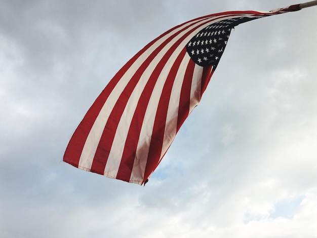 Photo low angle view of american flag waving against sky