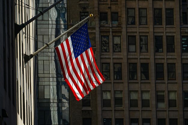 アメリカ国旗の低角度の眺め