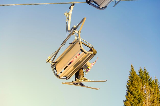 Foto vista a basso angolo del parco divertimenti contro un cielo limpido