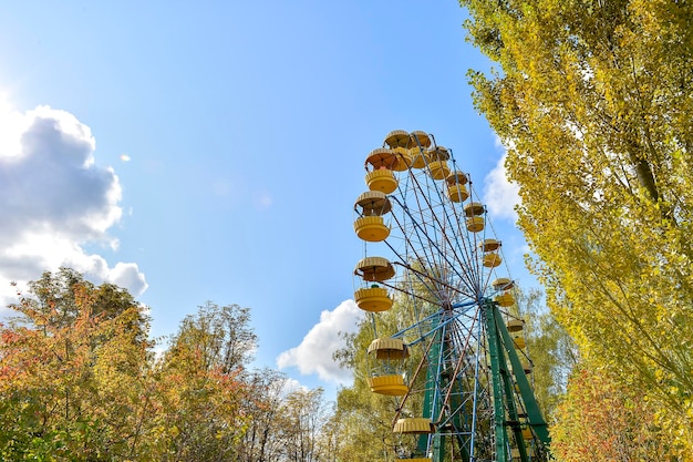 空に向かって遊園地の低角度の景色