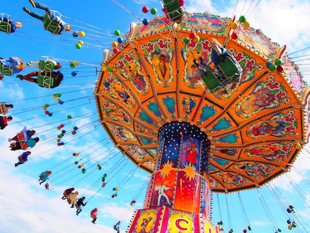 Photo low angle view of amusement park ride against sky