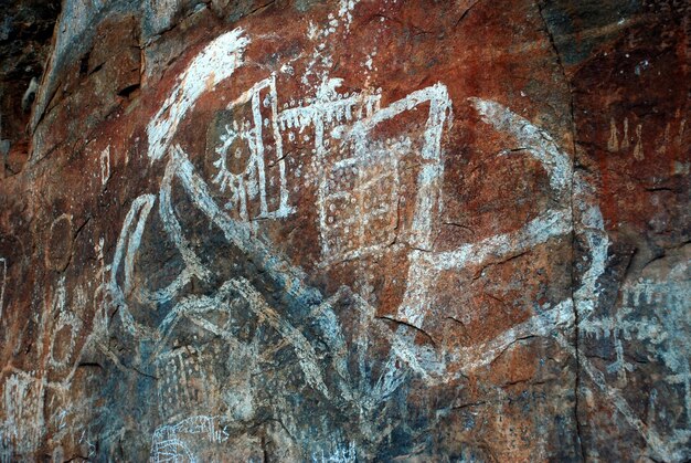 Foto vista ad angolo basso di un antico murale su roccia