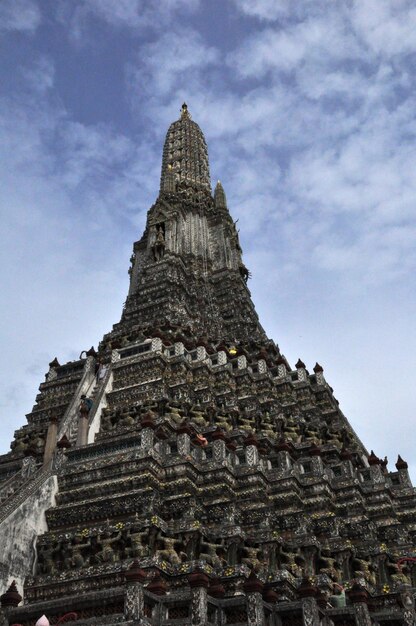 天空を背景に古代のウォット・アルーンの低角度の景色