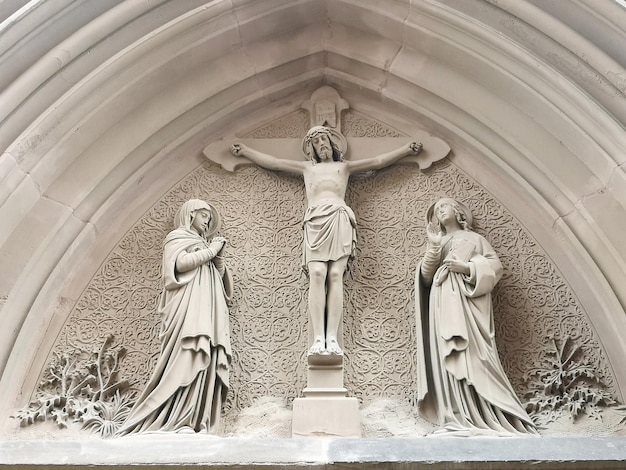 Foto vista ad angolo basso della statua dell'angelo contro l'edificio