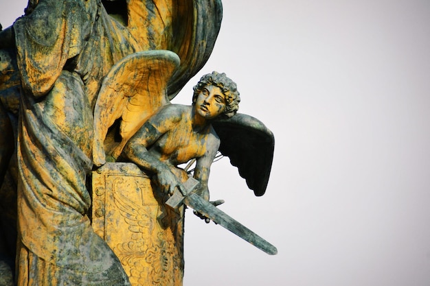 Foto vista a bassa angolazione della statua dell'angelo contro un cielo limpido