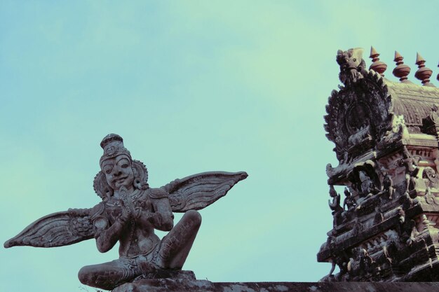 Photo low angle view of angel statue against sky