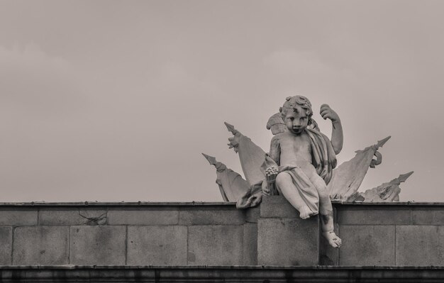 Photo low angle view of angel statue against sky