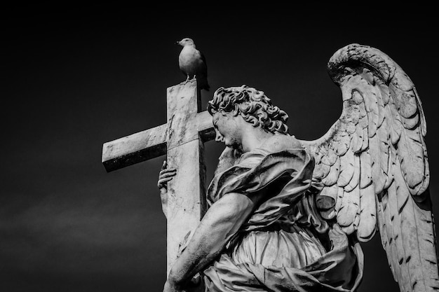 Foto vista a bassa angolazione della statua dell'angelo contro il cielo