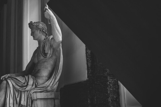 Photo low angle view of angel statue against wall