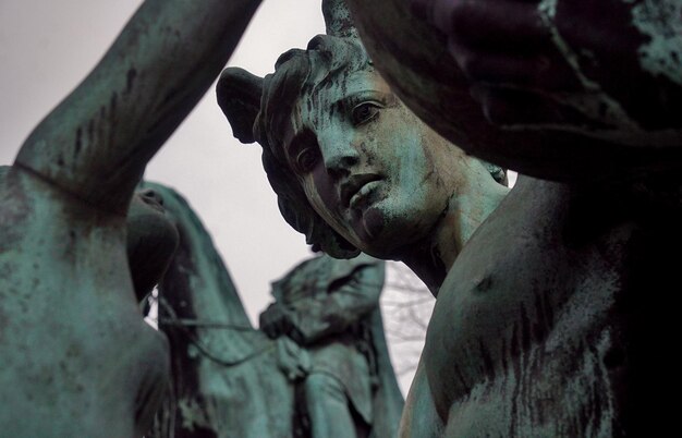 Foto vista a bassa angolazione della statua dell'angelo nel cimitero