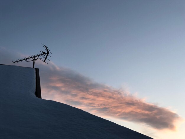 Photo low angle view of antenna against sky during sunset