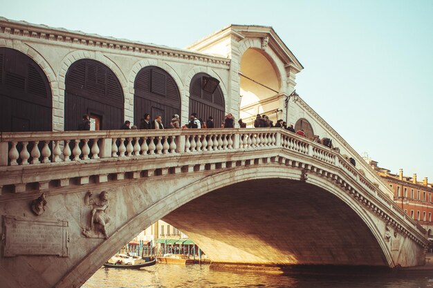 Foto vista a bassa angolazione del ponte ad arco contro il cielo