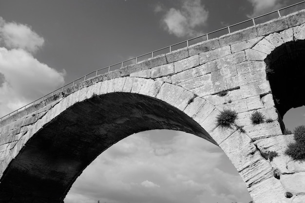 Foto vista a bassa angolazione del ponte ad arco contro il cielo