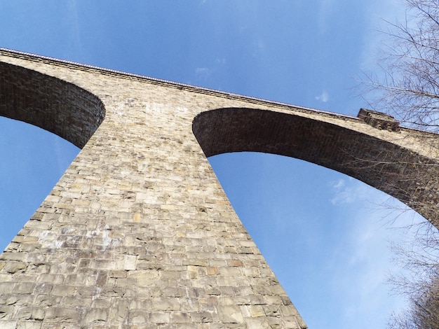 Foto vista a bassa angolazione del ponte ad arco contro il cielo